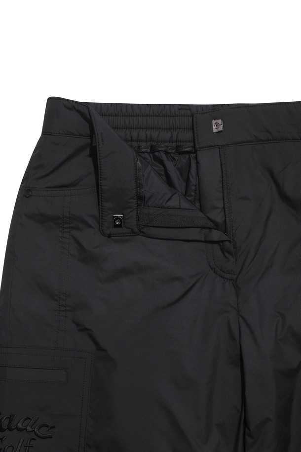겨울철 라운딩과 일상에서 스타일리시하게 활용 가능한 패딩 와이드 팬츠입니다. 부드러운 촉감의 나일론 소재와 넉넉한 와이드 핏으로 편안한 착용감을 선사하며, 안감 전체에 패딩 처리를 하여 보온성을 높였습니다. 허리 뒷밴딩과 후크 잠금 방식으로 안정적인 핏을 제공하며, 경량 소재로 활동성을 보장합니다. 블랙 컬러의 무지 디자인으로 어떤 상의와도 매치하기 쉽고, 사이드 및 백 포켓, 로고 자수, 루프 장식이 디테일을 더합니다. 스포티하면서도 미니멀한 스타일을 연출하여 골프룩은 물론, 데일리룩으로도 손색없는 아이템입니다.
