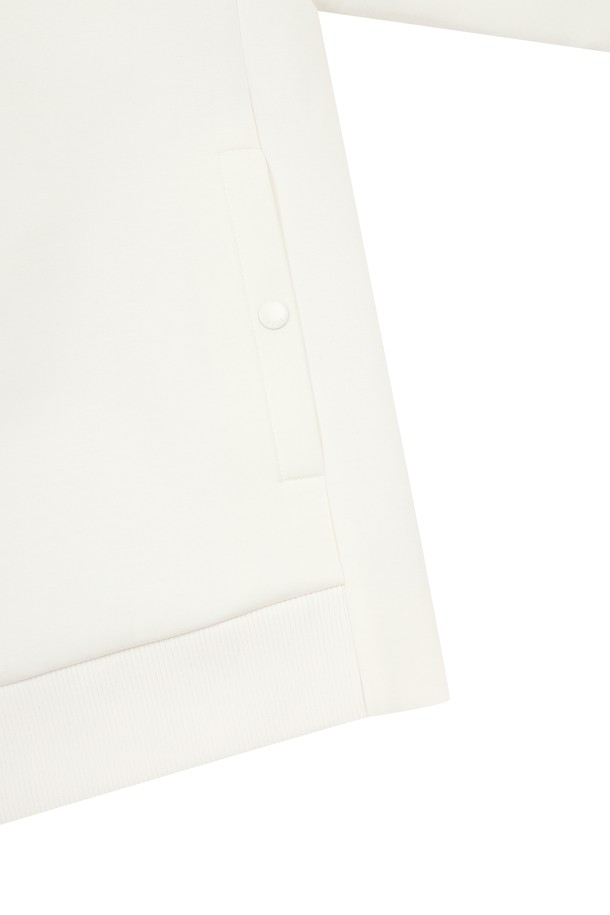 여성용 컬러 블록 리브 쿼터-집 스웨트셔츠는 골프 및 일상생활에서 스포티하고 캐주얼한 스타일을 연출하기에 좋습니다. 화이트, 그린, 옐로우 컬러 블록 디자인과 하프넥, 긴소매, 크롭 기장으로 세련된 핏을 선사합니다. 빳빳한 촉감의 두꺼운 네오프렌 소재와 니트 칼라 디테일, 소매단 및 밑단 리브 디테일이 특징입니다. 사이드 버튼 포켓으로 실용성을 더했으며, 집업 여밈 방식으로 간편하게 착용할 수 있습니다. 봄, 가을 시즌에 활용하기 좋은 레귤러핏 스웨트셔츠입니다.
