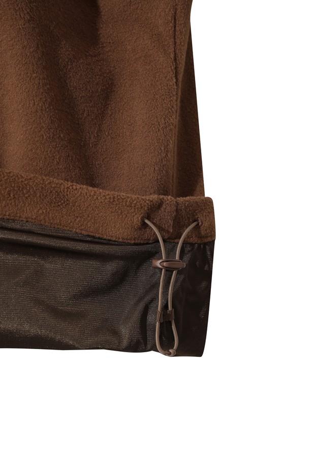 겨울철 라운딩과 일상에서 스타일리시하게 연출할 수 있는 여성 플리스 하이넥 풀오버입니다. 부드러운 촉감의 플리스 소재로 제작되어 보온성과 방풍 기능을 제공합니다. 오버핏 디자인에 크롭 기장으로 트렌디함을 더했으며, 넥 뒤와 밑단 스트링 조절을 통해 핏을 조절할 수 있습니다. 브라운 컬러에 등 부분 슬로건 아트워크와 폼폼 비니 와키 와펜 디테일로 포인트를 주어 스포티하면서도 캐주얼한 무드를 연출합니다. 긴 소매 기장의 하이넥 디자인으로 보온성을 높여 겨울철 골프룩에 적합하며, 일상복으로도 활용하기 좋습니다.
