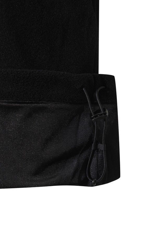 여성용 폴라 플리스 하이넥 풀오버는 골프 및 일상 활동에 적합한 스포티하고 캐주얼한 스타일의 상의입니다. 부드러운 플리스 소재로 제작되어 겨울철에도 따뜻하게 착용할 수 있으며, 방풍 안감으로 찬 바람을 효과적으로 막아줍니다. 오버핏 크롭 기장으로 활동성을 높였으며, 하이넥 디자인과 긴 소매가 보온성을 더합니다. 와펜, 스트링, 아트워크 등의 디자인 장식과 스트링 조절 기능으로 개성 있는 스타일을 연출할 수 있습니다. 블랙 컬러에 로고 패턴이 돋보이는 풀오버로, 편안함과 스타일을 동시에 만족시키는 아이템입니다.
