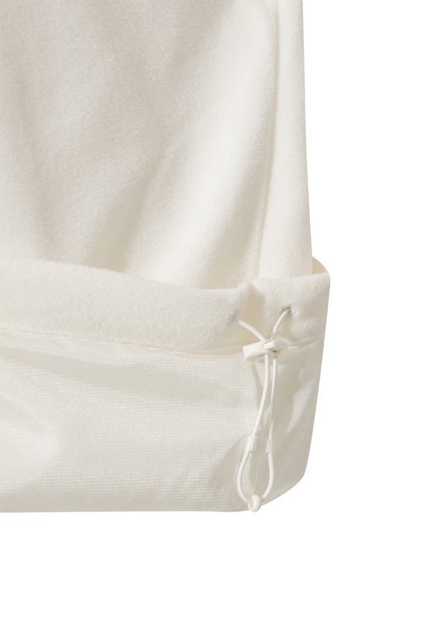 여성용 폴라 플리스 하이넥 풀오버입니다. 부드러운 촉감의 플리스 소재로 제작되어 겨울철 보온성을 높여줍니다. 오버핏 디자인에 하이넥으로 목까지 따뜻하게 감싸주며, 방풍 안감과 보온 기능을 갖춰 기능성까지 더했습니다. 등 부분 슬로건 아트워크와 폼폼 비니 와펜, 스트링 디테일로 스포티하면서도 캐주얼한 스타일을 연출할 수 있습니다. 골프룩은 물론 일상에서도 편안하게 착용하기 좋은 화이트 컬러의 긴 소매 풀오버입니다.
