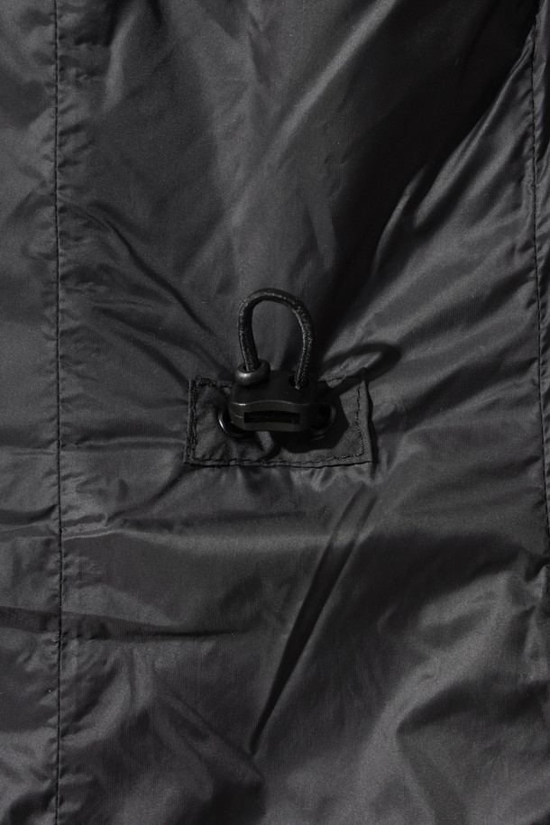 세련된 여성 웬지 패디드 원피스 베스트입니다. 겨울철 라운딩과 일상에서 우아하고 스포티한 스타일을 연출할 수 있습니다. 부드러운 나일론 소재와 두꺼운 두께감, 하이넥 디자인이 보온성을 높여줍니다. 허리 스트링으로 실루엣을 조절하여 A라인 핏을 완성할 수 있으며, 민소매 집업 스타일로 간편하게 착용 가능합니다. 블랙 컬러의 무지 디자인으로 어떤 옷에도 쉽게 매치하여 미니멀한 골프룩을 연출해보세요.
