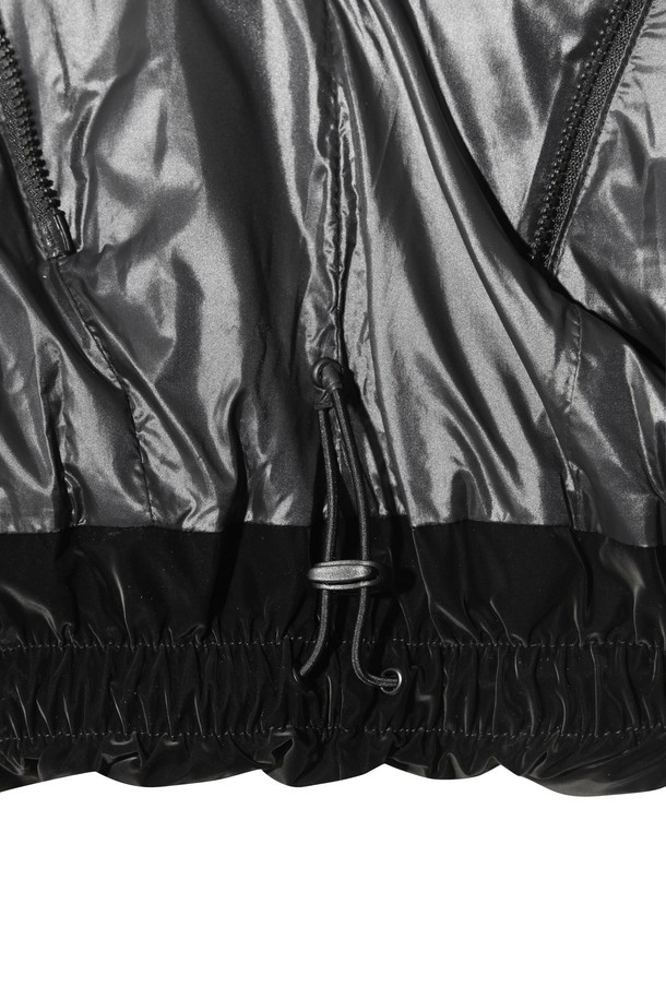 [Exclusive] 탈부착 슬리브 다운 점퍼는 여성 골퍼들을 위한 겨울철 필수 아이템입니다. 블랙 컬러의 무지 디자인에 탈부착 가능한 소매로 2WAY 스타일링이 가능하여, 스포티하고 미니멀한 골프룩을 연출할 수 있습니다. 경량 구스다운 충전재로 뛰어난 보온성을 제공하며, 밑단 밴딩과 스트링 디테일로 활동성을 더했습니다. 매트한 광택감과 부드러운 촉감으로 고급스러운 착용감을 선사합니다. 지퍼와 스냅 여밈 방식에 레귤러핏으로 편안하게 착용할 수 있습니다.
