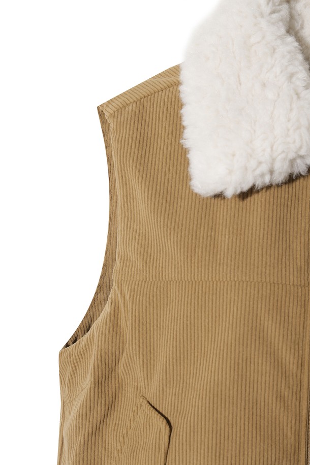 우먼 로이 베스트는 겨울철 따뜻함과 스타일을 모두 갖춘 여성용 베스트입니다. 베이지와 브라운 두 가지 색상으로 출시되었으며, 캐주얼 및 스포티 무드를 연출할 수 있습니다. 부드러운 코듀로이 소재에 두꺼운 두께감과 보온성을 위한 퍼 안감, 탈부착 가능한 퍼 칼라 및 충전재를 더해 뛰어난 착용감을 제공합니다. 집업 스타일의 레귤러핏으로 제작되었으며, 골프룩은 물론 일상에서도 활용하기 좋습니다. 민소매 디자인으로 활동성을 높였습니다.
