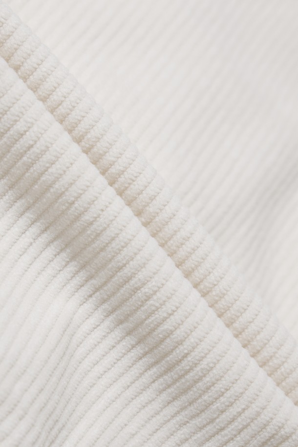 Women Roy (우먼 로이) 베스트는 겨울철 골프 및 일상에서 활용하기 좋은 여성용 베스트입니다. 부드러운 코듀로이 소재에 두꺼운 두께감으로 보온성을 높였으며, 캐주얼 스타일의 무지 디자인으로 다양한 룩에 매치하기 좋습니다. 탈부착 가능한 퍼 칼라와 아트워크 디테일이 특징이며, 레귤러핏과 집업 여밈 방식으로 편안한 착용감을 제공합니다. 민소매 디자인의 패딩 안감으로 따뜻함과 스타일을 동시에 잡았습니다.
