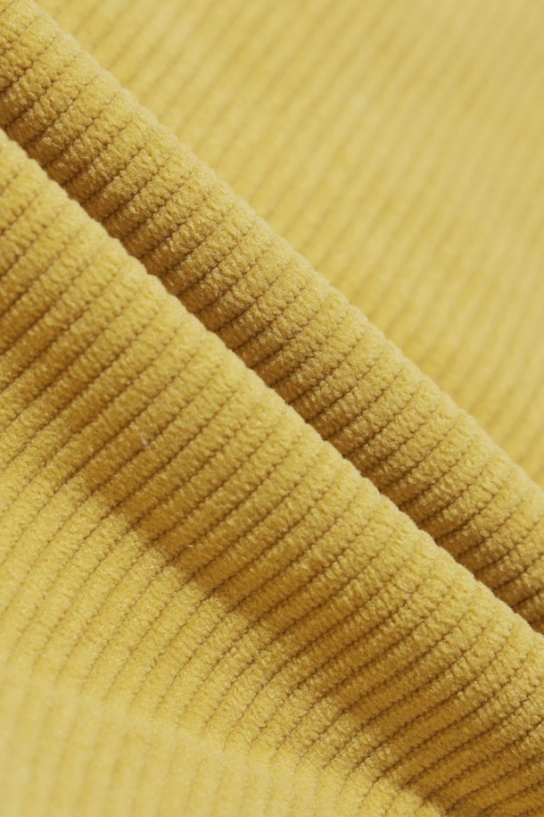 Women Roy (우먼 로이) 베스트는 골프, 일상에서 활용하기 좋은 여성용 베스트입니다. 옐로우 컬러의 무지 디자인으로 캐주얼한 스타일을 연출하며, 겨울철 보온성을 높여주는 두꺼운 두께감과 부드러운 코듀로이 소재, 퍼 안감이 특징입니다. 탈부착 가능한 퍼 칼라와 충전재, 아트워크 디테일이 돋보이며, 집업 스타일과 레귤러핏으로 편안하게 착용할 수 있습니다. 민소매 디자인으로 활동성을 높였으며, 골프룩 또는 겨울 데일리룩에 클래식, 미니멀한 무드를 더해줍니다.
