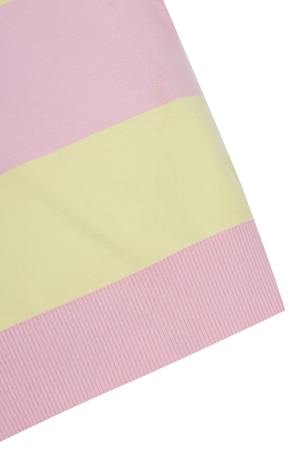 옐로우와 핑크 컬러의 과감한 스트라이프 패턴이 돋보이는 여성용 후드 니트입니다. 봄, 가을 시즌에 골프 및 일상에서 스포티하고 캐주얼하게 즐기기 좋은 아이템입니다. 부드러운 니트 소재로 제작되어 편안한 착용감을 선사하며, 레귤러 핏의 크롭 기장으로 활동성을 높였습니다. 후드 스트랩과 로고 자수 디테일, 리브 조직 마감으로 디자인의 완성도를 더했습니다. 긴 소매 기장의 얇은 두께로 간절기에도 활용하기 좋습니다.
