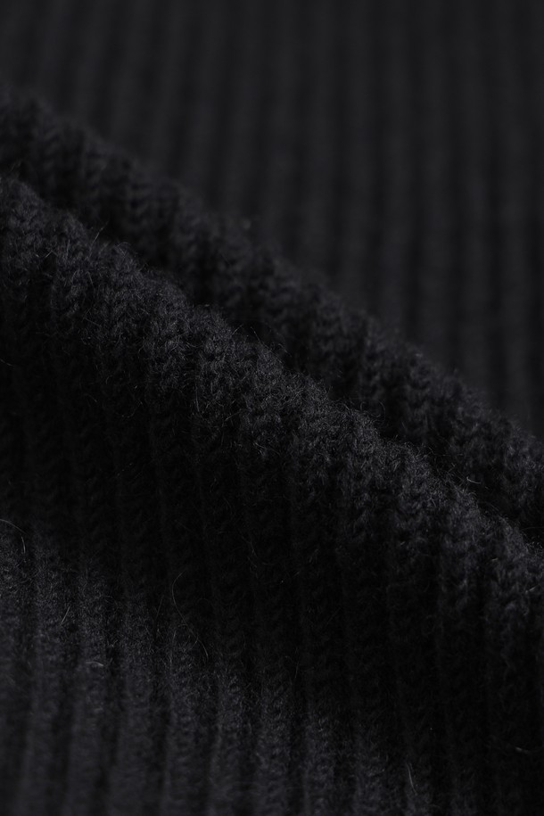 블랙과 브라운 컬러로 구성된 브리오슈 니트 후드 재킷입니다. 여성 골프 및 일상복으로 활용 가능하며, 겨울철 방풍 및 보온 기능을 제공합니다. 레귤러핏으로 제작되었으며, 부드러운 촉감의 울 소재와 두꺼운 두께감으로 포근함을 더했습니다. 긴 소매와 후드 디테일, 로우 게이지 니트 짜임이 특징이며, 집업 스타일로 편안하게 착용할 수 있습니다. 캐주얼, 스포티, 미니멀 스타일을 모두 소화하여 다양한 골프룩 연출에 용이합니다.
