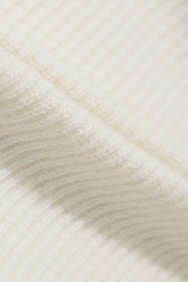 여성 브리오슈 니트 후드 재킷은 겨울철 골프 및 일상생활에서 스포티하고 캐주얼한 스타일을 연출하기에 적합합니다. 포근한 울 소재로 제작되어 두꺼운 두께감과 부드러운 촉감을 선사하며, 방풍 및 보온 기능으로 추운 날씨에도 따뜻하게 착용할 수 있습니다. 브리오슈 니트 패턴과 후드 디자인, 배색 포인트가 돋보이며, 레귤러 핏과 긴 소매 기장으로 편안한 착용감을 제공합니다. 화이트와 핑크 두 가지 컬러로 출시되어 다양한 스타일링이 가능합니다. 집업 스타일로 간편하게 여밀 수 있습니다.
