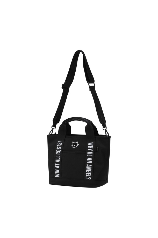 WAACKY (와키) 이지 카트백은 골프룩에 어울리는 여성용 골프백입니다. 미니멀하고 클래식한 디자인으로, 블랙 컬러에 레터링 패턴과 메탈 장식이 돋보입니다. 넉넉한 수납 공간과 탈착 가능한 스트랩이 있어 실용성을 높였으며, 상단 지퍼 여밈과 내부 분리 포켓으로 소지품을 안전하게 보관할 수 있습니다. 가죽 커버 손잡이와 바닥 메탈 보호 장식, 숄더/크로스 연출이 가능하여 다양한 스타일로 활용할 수 있는 미디엄 사이즈 사각 가방입니다.
