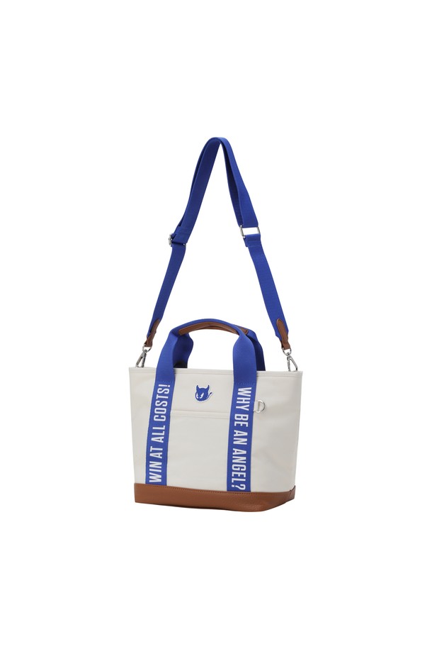 WAACKY EASY (와키 이지) 여성 골프 카트백은 클래식하고 미니멀한 스타일을 추구하는 여성 골퍼를 위한 가방입니다. 부드러운 가죽 소재에 레터링 패턴, 메탈 장식으로 포인트를 주어 고급스러운 디자인을 완성했습니다. 넉넉한 수납공간과 내부 분리 포켓, 숄더/크로스 연출이 가능한 탈착 스트랩으로 실용성을 높였습니다. 상단 지퍼 여밈 방식으로 내용물을 안전하게 보호하며, 바닥 보호 메탈 장식으로 내구성을 더했습니다. 화이트, 블루, 브라운 세 가지 색상으로 출시되어 골프룩에 맞춰 다채롭게 연출할 수 있습니다.
