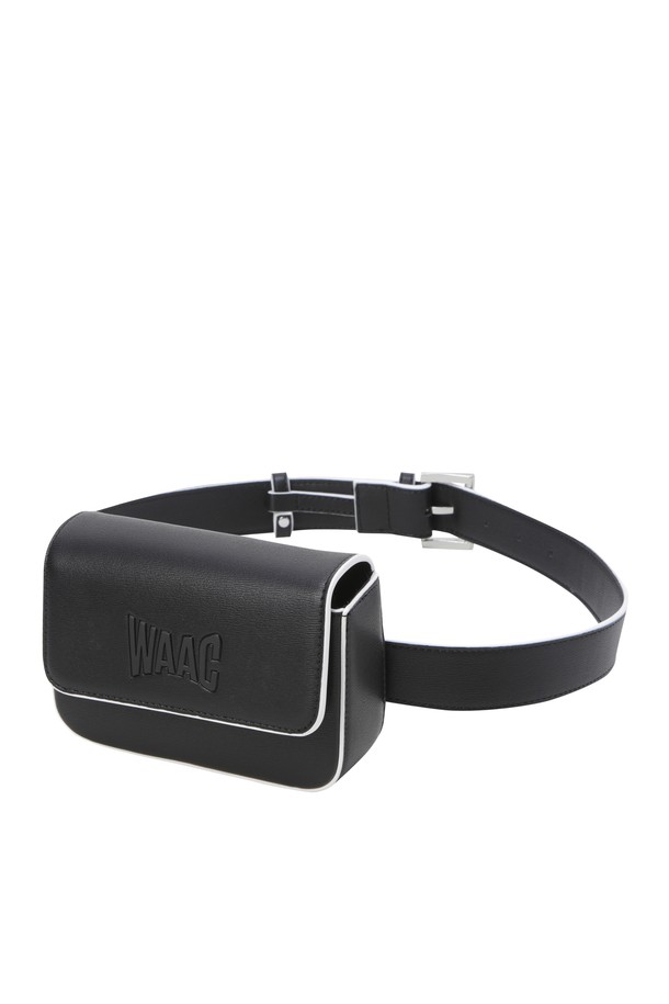 세련된 여성 벨트백(CO)을 소개합니다. 고급 가죽 소재에 로고 패턴과 로고 장식이 더해져 클래식하고 미니멀한 스타일을 연출합니다. 컴팩트한 미니 사이즈의 사각 디자인으로, 내부 포켓과 핀꽂이가 실용성을 높입니다. 벨트 탈부착이 가능하며, 마그네틱형 잠금 방식으로 편리하게 사용할 수 있습니다. 골프룩에 어울리는 아이템으로, 스타일리시하게 연출해보세요.
