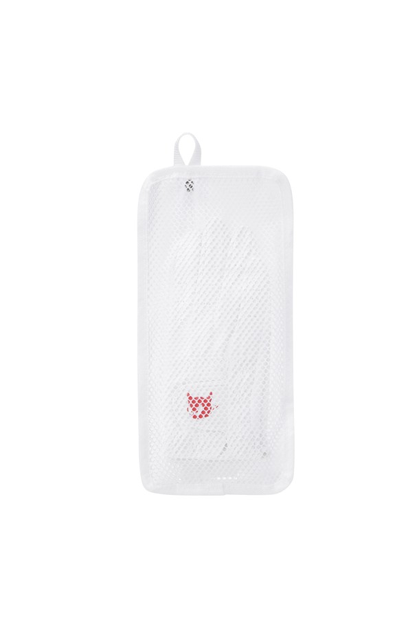 WAACKY (와키) 여성 합성 피혁 골프 장갑 3팩입니다. 경쾌한 캐릭터 패턴과 스포티, 캐주얼 스타일을 연출하여 골프룩에 포인트를 더합니다. 통기성이 우수한 펀칭 디테일과 벨크로 여밈 방식으로 편안한 착용감을 제공합니다. 라운딩 시 쾌적함을 유지하며 활동적인 움직임을 돕는 여성 골프 장갑입니다. 
레드 색상으로 개성 있는 스타일을 완성하세요.
