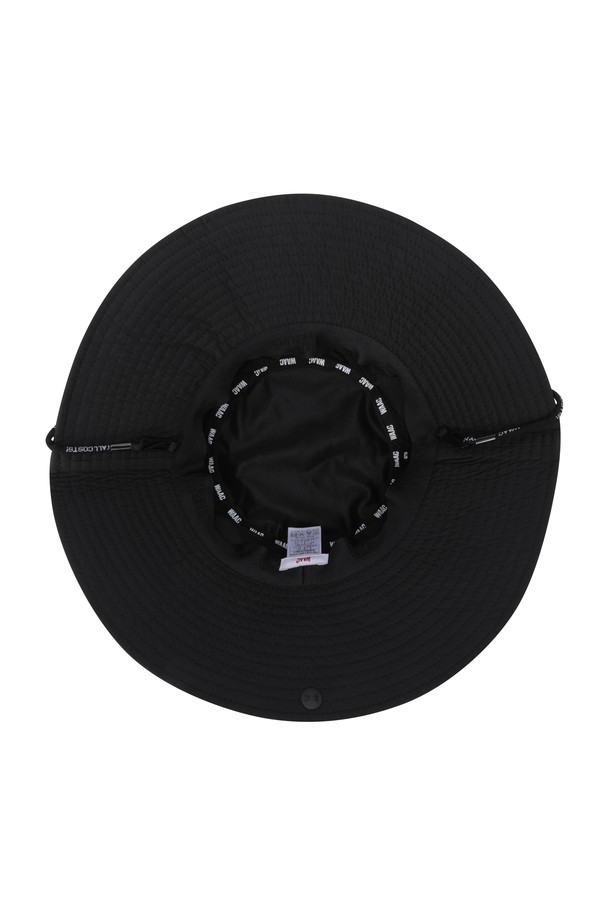 Uni Waacky 버킷 햇(CO)는 골프 및 일상용으로 활용 가능한 공용 모자입니다. 부드러운 면 소재로 제작되어 편안한 착용감을 선사하며, 봄, 여름 시즌에 적합합니다. 와이드 챙과 블랙 컬러는 캐주얼, 미니멀, 스포티한 스타일을 연출하며, 자외선 차단, 흡습, 속건 기능을 갖춰 실용성을 더했습니다. 트윌 조직감과 COOLMAX 안감, 탈착 가능한 레터링 스트랩, 땀받이 디테일이 돋보입니다. 특히, 스냅 버튼 장식으로 포인트를 주어 개성 있는 골프룩을 완성할 수 있습니다.
