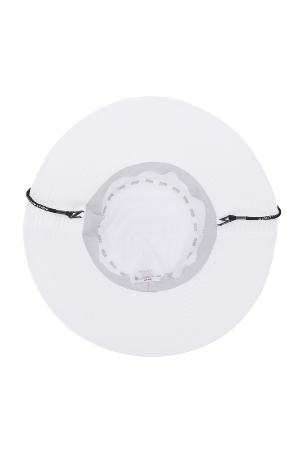 Uni Waacky 버킷 햇(CO)는 골프룩과 캐주얼, 미니멀, 스포티 스타일을 즐기는 분들을 위한 버킷 햇입니다. 부드러운 면 소재에 얇은 두께감으로 편안한 착용감을 선사하며, 와이드 챙이 햇볕을 효과적으로 가려줍니다. 앞면의 와키 디자인과 레터링, 스냅 버튼 장식이 돋보이며, 뒷면 스냅 버튼으로 챙 접이도 가능합니다. 자외선 차단, 흡습, 속건 기능과 함께 COOLMAX 안감을 사용하여 쾌적함을 유지해줍니다. 탈착 가능한 레터링 스트랩으로 다양한 스타일 연출이 가능합니다.
