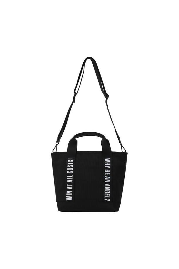 WAACKY (와키) 이지 카트백은 골프룩에 어울리는 여성용 골프백입니다. 미니멀하고 클래식한 디자인으로, 블랙 컬러에 레터링 패턴과 메탈 장식이 돋보입니다. 넉넉한 수납 공간과 탈착 가능한 스트랩이 있어 실용성을 높였으며, 상단 지퍼 여밈과 내부 분리 포켓으로 소지품을 안전하게 보관할 수 있습니다. 가죽 커버 손잡이와 바닥 메탈 보호 장식, 숄더/크로스 연출이 가능하여 다양한 스타일로 활용할 수 있는 미디엄 사이즈 사각 가방입니다.
