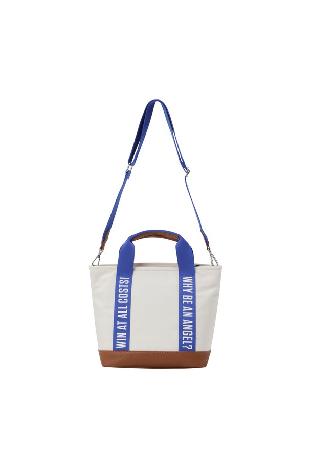 WAACKY EASY (와키 이지) 여성 골프 카트백은 클래식하고 미니멀한 스타일을 추구하는 여성 골퍼를 위한 가방입니다. 부드러운 가죽 소재에 레터링 패턴, 메탈 장식으로 포인트를 주어 고급스러운 디자인을 완성했습니다. 넉넉한 수납공간과 내부 분리 포켓, 숄더/크로스 연출이 가능한 탈착 스트랩으로 실용성을 높였습니다. 상단 지퍼 여밈 방식으로 내용물을 안전하게 보호하며, 바닥 보호 메탈 장식으로 내구성을 더했습니다. 화이트, 블루, 브라운 세 가지 색상으로 출시되어 골프룩에 맞춰 다채롭게 연출할 수 있습니다.
