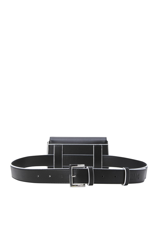 세련된 여성 벨트백(CO)을 소개합니다. 고급 가죽 소재에 로고 패턴과 로고 장식이 더해져 클래식하고 미니멀한 스타일을 연출합니다. 컴팩트한 미니 사이즈의 사각 디자인으로, 내부 포켓과 핀꽂이가 실용성을 높입니다. 벨트 탈부착이 가능하며, 마그네틱형 잠금 방식으로 편리하게 사용할 수 있습니다. 골프룩에 어울리는 아이템으로, 스타일리시하게 연출해보세요.
