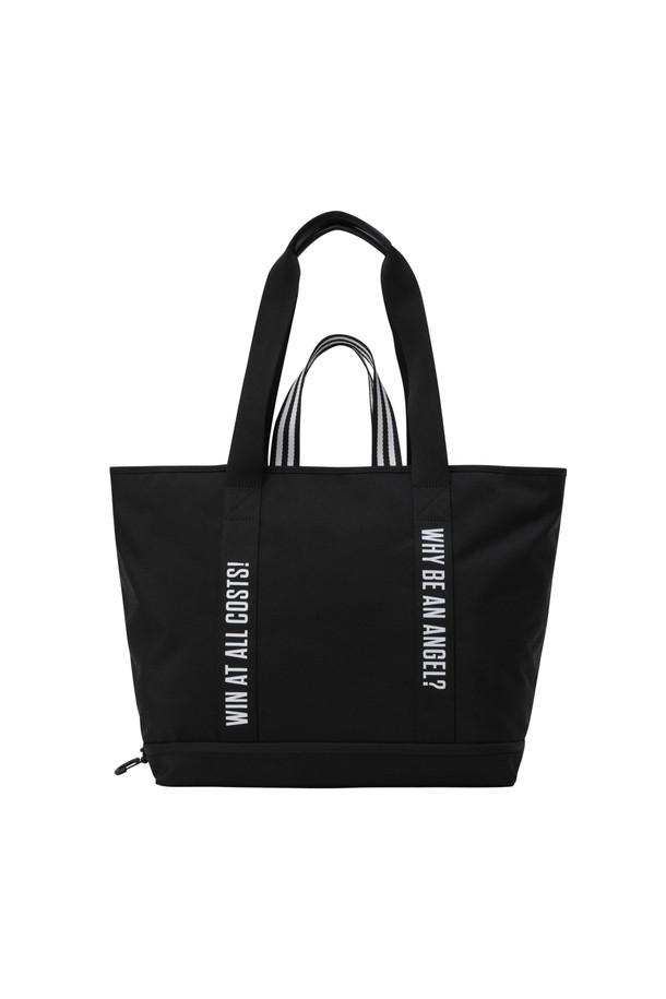 "토트 보스턴 백"은 클래식하고 미니멀한 스타일을 추구하는 골프룩에 완벽하게 어울리는 가방입니다. 블랙 컬러의 미디엄 사이즈 사각 토트백으로, 레터링 패턴과 메탈 장식, 버클 디테일이 세련된 포인트를 더합니다. 넉넉한 수납공간과 분리 포켓, 이중 손잡이로 실용성을 높였으며, 바닥 메탈 보호장치와 스트랩 디테일이 디자인의 완성도를 높입니다. 골프 라운딩 시 스타일리시함과 수납력을 동시에 잡을 수 있는 아이템입니다.
