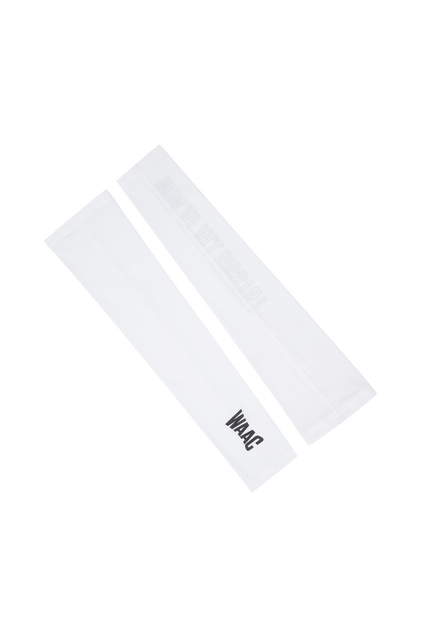 UNI UV 팔토시(CO)는 남녀 공용으로, 러닝, 피트니스, 등산 등 다양한 활동에 적합한 팔토시입니다. 냉감 소재를 사용하여 쾌적한 착용감을 제공하며, 자외선(UV)을 차단하여 피부를 보호해 줍니다. 스포티, 캐주얼, 고프코어 스타일을 연출하기 좋으며, 로고 패턴으로 포인트를 더했습니다. 휴대와 보관이 용이하도록 지퍼백이 함께 제공됩니다.
