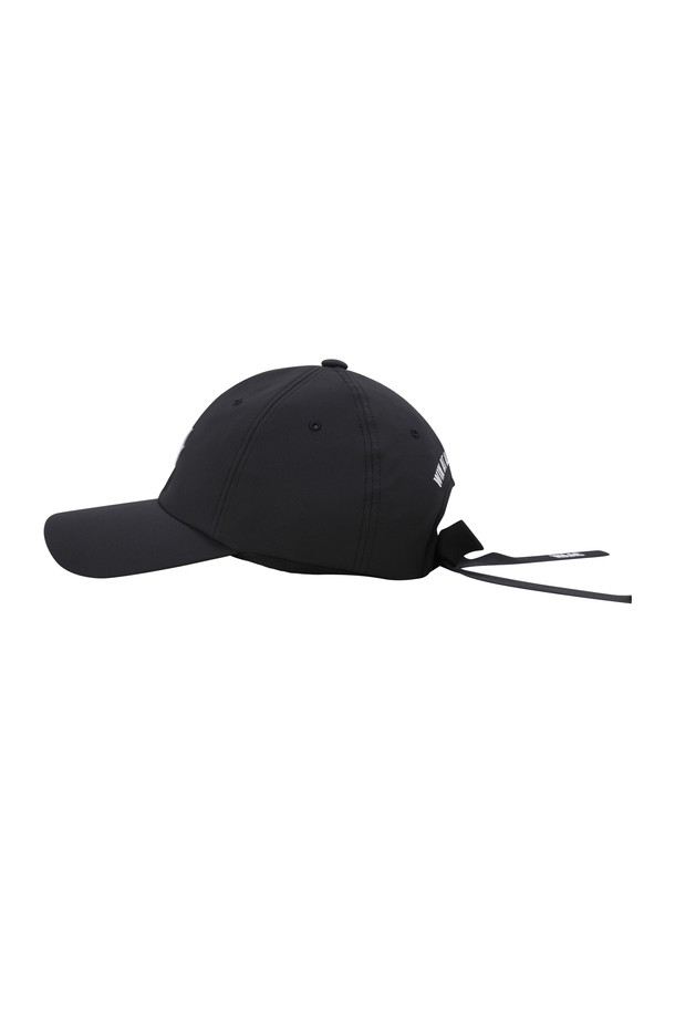 Women Ribbon Cap(OE)는 골프룩에 잘 어울리는 여성용 캡모자입니다. 얇은 두께감의 무지 패턴으로, 캐주얼하면서도 미니멀한 스타일을 연출합니다. 8cm의 챙 넓이로 햇빛을 효과적으로 가려주며, 흡습 및 속건 기능의 COOLMAX 안감과 땀받이 디테일로 쾌적한 착용감을 제공합니다. 리본과 벨크로 디자인, 와키 장식으로 포인트를 더했으며, 벨크로 스트랩으로 사이즈 조절이 용이합니다.
