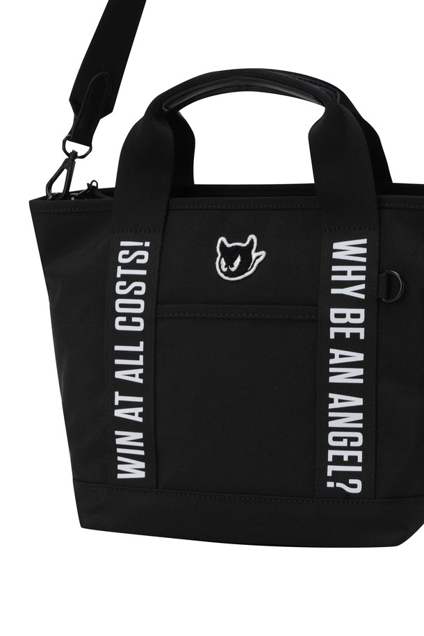 WAACKY (와키) 이지 카트백은 골프룩에 어울리는 여성용 골프백입니다. 미니멀하고 클래식한 디자인으로, 블랙 컬러에 레터링 패턴과 메탈 장식이 돋보입니다. 넉넉한 수납 공간과 탈착 가능한 스트랩이 있어 실용성을 높였으며, 상단 지퍼 여밈과 내부 분리 포켓으로 소지품을 안전하게 보관할 수 있습니다. 가죽 커버 손잡이와 바닥 메탈 보호 장식, 숄더/크로스 연출이 가능하여 다양한 스타일로 활용할 수 있는 미디엄 사이즈 사각 가방입니다.
