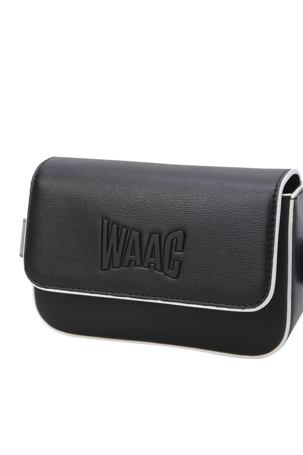 세련된 여성 벨트백(CO)을 소개합니다. 고급 가죽 소재에 로고 패턴과 로고 장식이 더해져 클래식하고 미니멀한 스타일을 연출합니다. 컴팩트한 미니 사이즈의 사각 디자인으로, 내부 포켓과 핀꽂이가 실용성을 높입니다. 벨트 탈부착이 가능하며, 마그네틱형 잠금 방식으로 편리하게 사용할 수 있습니다. 골프룩에 어울리는 아이템으로, 스타일리시하게 연출해보세요.
