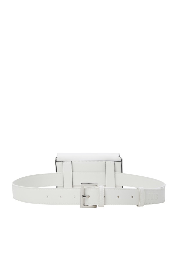 세련된 여성 벨트 백(CO)입니다. 미니멀한 사각 디자인에 로고 패턴과 장식이 돋보이며, 가죽 소재로 제작되어 고급스러운 분위기를 자아냅니다. 벨트 탈부착이 가능하여 다양한 스타일 연출이 용이하며, 내부 포켓과 핀꽂이 디테일로 실용성을 더했습니다. 마그네틱형 잠금 방식으로 소지품을 안전하게 보관할 수 있으며, 데이트룩, 모임룩, 소개팅룩 등 다양한 TPO에 활용하기 좋습니다. 클래식, 미니멀, 시크 스타일을 즐기는 여성분들께 추천합니다.
