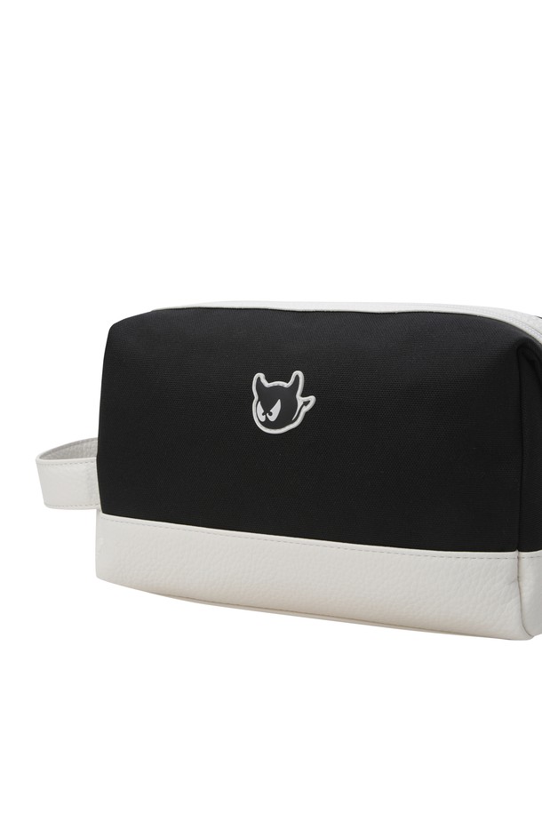 WAACKY(와키) 골프 파우치는 클래식하고 미니멀한 스타일을 추구하는 골퍼를 위한 필수 아이템입니다. 블랙, 화이트 두 가지 컬러로 출시되었으며, 부드러운 가죽 소재와 사각 형태의 디자인이 특징입니다. 외부에는 조직감 있는 가죽 배색, 내부에는 분리 포켓으로 실용성을 더했으며, 뒷면 지퍼 포켓으로 수납력을 높였습니다. 가볍고 컴팩트한 미디엄 사이즈로 골프 라운딩 시 편리하게 사용할 수 있으며, WAACKY(와키) 브랜드 로고 장식으로 포인트를 더했습니다.
