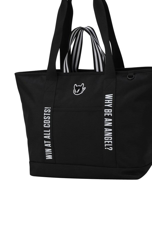 "토트 보스턴 백"은 클래식하고 미니멀한 스타일을 추구하는 골프룩에 완벽하게 어울리는 가방입니다. 블랙 컬러의 미디엄 사이즈 사각 토트백으로, 레터링 패턴과 메탈 장식, 버클 디테일이 세련된 포인트를 더합니다. 넉넉한 수납공간과 분리 포켓, 이중 손잡이로 실용성을 높였으며, 바닥 메탈 보호장치와 스트랩 디테일이 디자인의 완성도를 높입니다. 골프 라운딩 시 스타일리시함과 수납력을 동시에 잡을 수 있는 아이템입니다.
