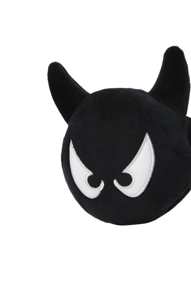 와키 퍼터 커버는 스크래치 방지 기능으로 퍼터를 안전하게 보호해줍니다. 부드러운 극세사 소재로 제작되어 퍼터 표면 손상을 최소화합니다. 블랙 컬러에 와키 페이스 디자인이 적용되어 개성 넘치는 스타일을 연출합니다. 마그네틱형 잠금 방식으로 편리하게 사용할 수 있으며, 골프 용품으로 실용적인 아이템입니다. 공용으로 사용할 수 있는 디자인으로, 골프를 즐기는 모든 분들께 추천합니다.
