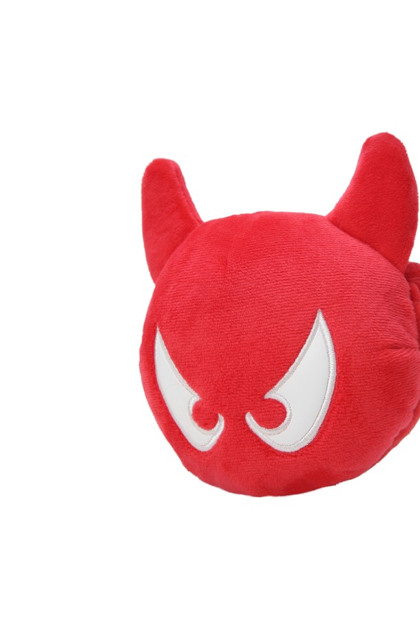 와키(WAACKY) 퍼터 커버는 골프 용품으로, 스크래치 방지 기능이 있는 제품입니다. 극세사 소재로 제작되어 부드러운 촉감을 제공하며, 캐릭터 디자인과 레드 컬러가 특징입니다. 자석 방식의 마그네틱 여밈으로 간편하게 여닫을 수 있습니다. 와키 페이스 디자인이 적용되어 개성 넘치는 스타일을 연출합니다. 골프 라운딩 시 퍼터를 안전하게 보호하고 스타일까지 살릴 수 있는 아이템입니다.
