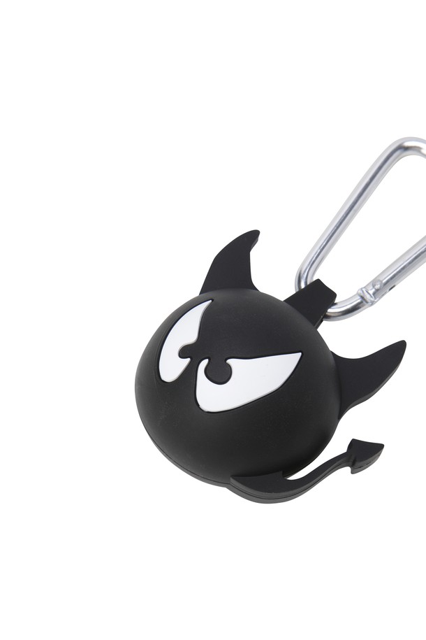 와키(WAACKY) 볼 케이스는 골프 용품으로, 귀여운 캐릭터 패턴의 미니 사이즈 사각 볼 케이스입니다. 볼 보관 기능에 특화되었으며, 와키 모형 디자인과 고리 장식이 특징입니다. 공용으로 사용할 수 있으며, 개성 넘치는 디자인으로 소지품에 포인트를 더합니다. 골프 라운딩 시 편리하게 사용할 수 있는 실용적인 아이템입니다.
