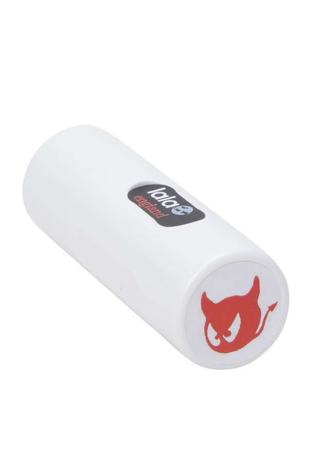 WAACKY (와키) 볼 스탬프는 골프 공에 마킹할 수 있는 휴대용 스탬프입니다. 플라스틱 소재로 제작되었으며, 화이트와 레드의 두 가지 색상으로 제공됩니다. 휴대가 간편하며, 400회 이상 사용이 가능합니다. 5초 만에 건조되어 라운딩 중에도 편리하게 사용할 수 있으며, 충전 없이 바로 사용 가능합니다. 골프 실력 향상을 위한 나만의 마킹 도구로 활용해 보세요.
