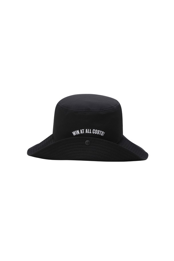 Uni Waacky 버킷 햇(CO)는 골프 및 일상용으로 활용 가능한 공용 모자입니다. 부드러운 면 소재로 제작되어 편안한 착용감을 선사하며, 봄, 여름 시즌에 적합합니다. 와이드 챙과 블랙 컬러는 캐주얼, 미니멀, 스포티한 스타일을 연출하며, 자외선 차단, 흡습, 속건 기능을 갖춰 실용성을 더했습니다. 트윌 조직감과 COOLMAX 안감, 탈착 가능한 레터링 스트랩, 땀받이 디테일이 돋보입니다. 특히, 스냅 버튼 장식으로 포인트를 주어 개성 있는 골프룩을 완성할 수 있습니다.
