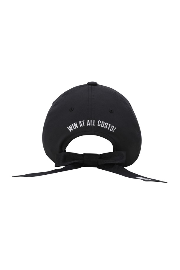 Women Ribbon Cap(OE)는 골프룩에 잘 어울리는 여성용 캡모자입니다. 얇은 두께감의 무지 패턴으로, 캐주얼하면서도 미니멀한 스타일을 연출합니다. 8cm의 챙 넓이로 햇빛을 효과적으로 가려주며, 흡습 및 속건 기능의 COOLMAX 안감과 땀받이 디테일로 쾌적한 착용감을 제공합니다. 리본과 벨크로 디자인, 와키 장식으로 포인트를 더했으며, 벨크로 스트랩으로 사이즈 조절이 용이합니다.

