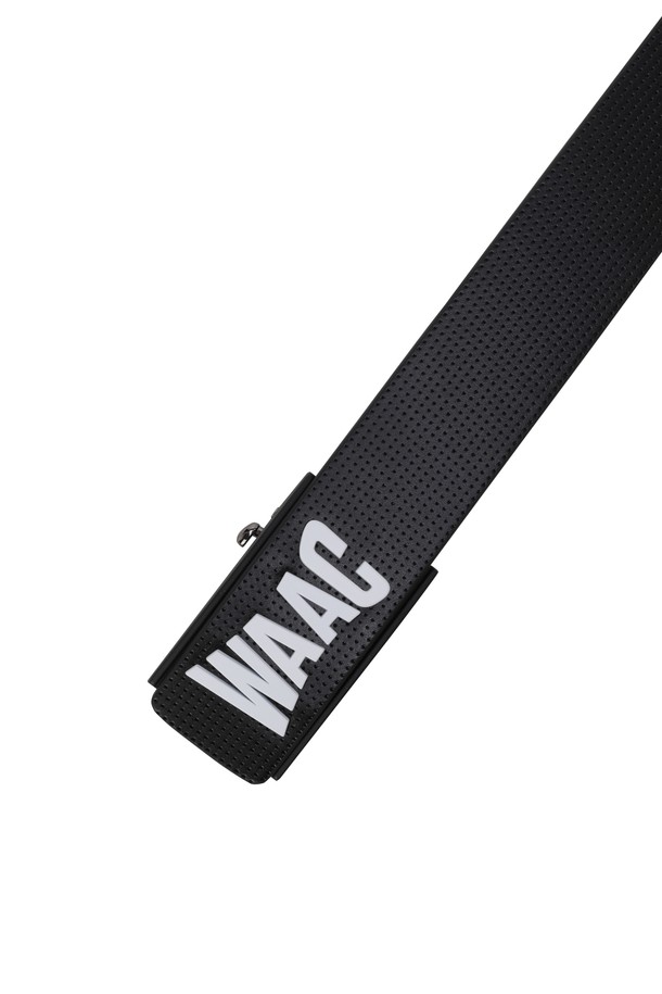 남성 펀칭 벨트는 소가죽 소재의 자동 벨트로, 골프룩과 일상복에 모두 잘 어울립니다. 클래식, 미니멀, 캐주얼 스타일을 아우르며 로고 패턴과 펀칭 디자인 장식이 특징입니다. 허리 사이즈 조절이 용이하여 편안한 착용감을 선사합니다. 세련된 디자인으로 어떤 옷차림에도 포인트를 더할 수 있습니다.
