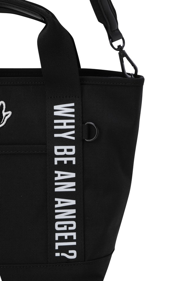 WAACKY (와키) 이지 카트백은 골프룩에 어울리는 여성용 골프백입니다. 미니멀하고 클래식한 디자인으로, 블랙 컬러에 레터링 패턴과 메탈 장식이 돋보입니다. 넉넉한 수납 공간과 탈착 가능한 스트랩이 있어 실용성을 높였으며, 상단 지퍼 여밈과 내부 분리 포켓으로 소지품을 안전하게 보관할 수 있습니다. 가죽 커버 손잡이와 바닥 메탈 보호 장식, 숄더/크로스 연출이 가능하여 다양한 스타일로 활용할 수 있는 미디엄 사이즈 사각 가방입니다.

