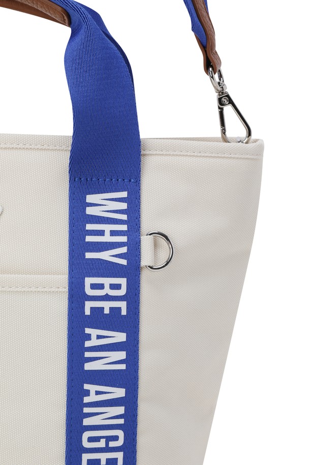 WAACKY EASY (와키 이지) 여성 골프 카트백은 클래식하고 미니멀한 스타일을 추구하는 여성 골퍼를 위한 가방입니다. 부드러운 가죽 소재에 레터링 패턴, 메탈 장식으로 포인트를 주어 고급스러운 디자인을 완성했습니다. 넉넉한 수납공간과 내부 분리 포켓, 숄더/크로스 연출이 가능한 탈착 스트랩으로 실용성을 높였습니다. 상단 지퍼 여밈 방식으로 내용물을 안전하게 보호하며, 바닥 보호 메탈 장식으로 내구성을 더했습니다. 화이트, 블루, 브라운 세 가지 색상으로 출시되어 골프룩에 맞춰 다채롭게 연출할 수 있습니다.
