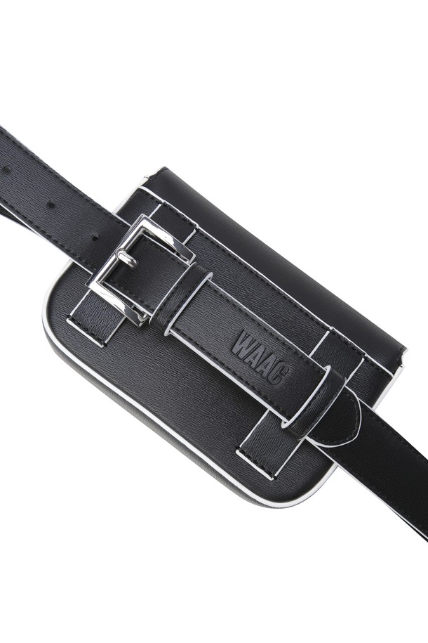 세련된 여성 벨트백(CO)을 소개합니다. 고급 가죽 소재에 로고 패턴과 로고 장식이 더해져 클래식하고 미니멀한 스타일을 연출합니다. 컴팩트한 미니 사이즈의 사각 디자인으로, 내부 포켓과 핀꽂이가 실용성을 높입니다. 벨트 탈부착이 가능하며, 마그네틱형 잠금 방식으로 편리하게 사용할 수 있습니다. 골프룩에 어울리는 아이템으로, 스타일리시하게 연출해보세요.
