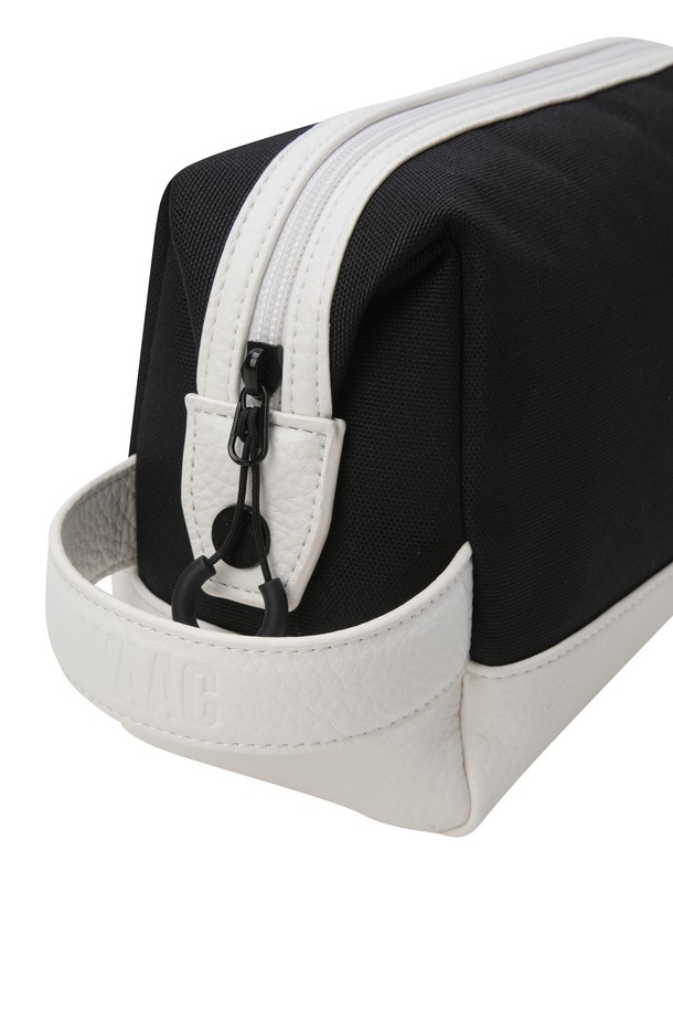 WAACKY(와키) 골프 파우치는 클래식하고 미니멀한 스타일을 추구하는 골퍼를 위한 필수 아이템입니다. 블랙, 화이트 두 가지 컬러로 출시되었으며, 부드러운 가죽 소재와 사각 형태의 디자인이 특징입니다. 외부에는 조직감 있는 가죽 배색, 내부에는 분리 포켓으로 실용성을 더했으며, 뒷면 지퍼 포켓으로 수납력을 높였습니다. 가볍고 컴팩트한 미디엄 사이즈로 골프 라운딩 시 편리하게 사용할 수 있으며, WAACKY(와키) 브랜드 로고 장식으로 포인트를 더했습니다.
