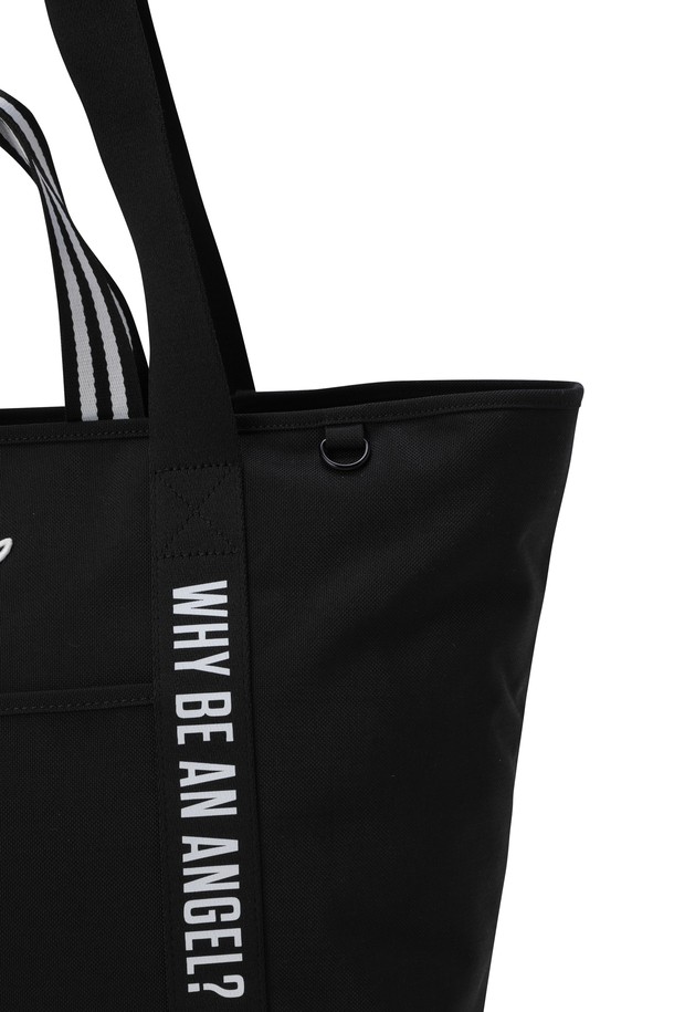 "토트 보스턴 백"은 클래식하고 미니멀한 스타일을 추구하는 골프룩에 완벽하게 어울리는 가방입니다. 블랙 컬러의 미디엄 사이즈 사각 토트백으로, 레터링 패턴과 메탈 장식, 버클 디테일이 세련된 포인트를 더합니다. 넉넉한 수납공간과 분리 포켓, 이중 손잡이로 실용성을 높였으며, 바닥 메탈 보호장치와 스트랩 디테일이 디자인의 완성도를 높입니다. 골프 라운딩 시 스타일리시함과 수납력을 동시에 잡을 수 있는 아이템입니다.
