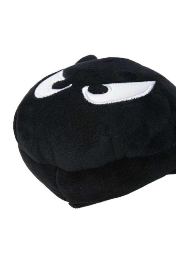 와키 퍼터 커버는 스크래치 방지 기능으로 퍼터를 안전하게 보호해줍니다. 부드러운 극세사 소재로 제작되어 퍼터 표면 손상을 최소화합니다. 블랙 컬러에 와키 페이스 디자인이 적용되어 개성 넘치는 스타일을 연출합니다. 마그네틱형 잠금 방식으로 편리하게 사용할 수 있으며, 골프 용품으로 실용적인 아이템입니다. 공용으로 사용할 수 있는 디자인으로, 골프를 즐기는 모든 분들께 추천합니다.
