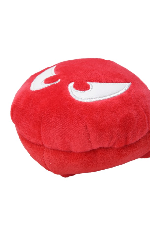 와키(WAACKY) 퍼터 커버는 골프 용품으로, 스크래치 방지 기능이 있는 제품입니다. 극세사 소재로 제작되어 부드러운 촉감을 제공하며, 캐릭터 디자인과 레드 컬러가 특징입니다. 자석 방식의 마그네틱 여밈으로 간편하게 여닫을 수 있습니다. 와키 페이스 디자인이 적용되어 개성 넘치는 스타일을 연출합니다. 골프 라운딩 시 퍼터를 안전하게 보호하고 스타일까지 살릴 수 있는 아이템입니다.
