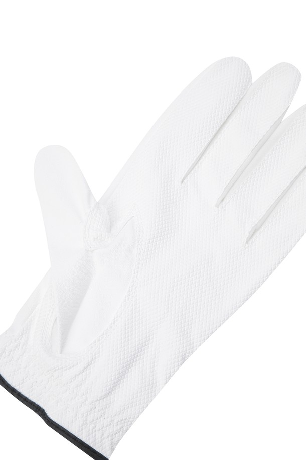 남성 골프를 위한 WAACKY (와키) 합성가죽 골프 장갑 3팩입니다. 부드러운 합성가죽 소재로 제작되어 편안한 촉감을 제공하며, 뛰어난 그립감을 선사하여 골프 시 안정적인 스윙을 돕습니다. 통기 기능으로 쾌적함을 유지하며, 벨크로 타입으로 사이즈 조절이 용이합니다. E-BAND (E-밴드) 디자인으로 활동성을 높였으며, 스포티하고 캐주얼한 골프룩에 잘 어울립니다. 로고 디자인으로 포인트를 더했습니다.
