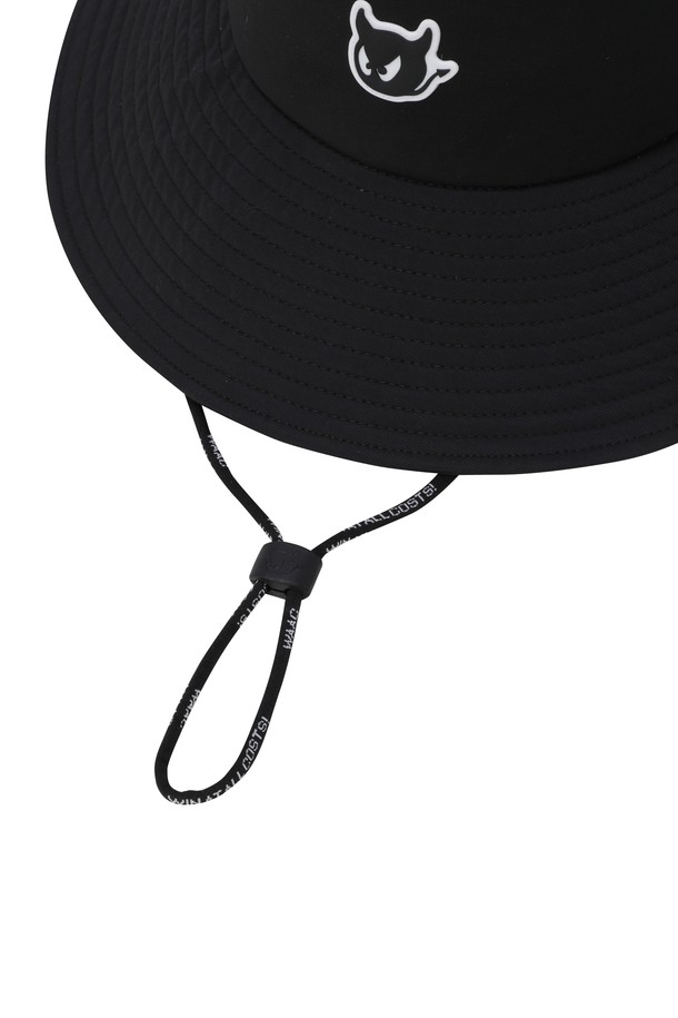 Uni Waacky 버킷 햇(CO)는 골프 및 일상용으로 활용 가능한 공용 모자입니다. 부드러운 면 소재로 제작되어 편안한 착용감을 선사하며, 봄, 여름 시즌에 적합합니다. 와이드 챙과 블랙 컬러는 캐주얼, 미니멀, 스포티한 스타일을 연출하며, 자외선 차단, 흡습, 속건 기능을 갖춰 실용성을 더했습니다. 트윌 조직감과 COOLMAX 안감, 탈착 가능한 레터링 스트랩, 땀받이 디테일이 돋보입니다. 특히, 스냅 버튼 장식으로 포인트를 주어 개성 있는 골프룩을 완성할 수 있습니다.
