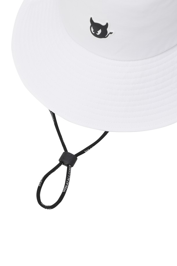 Uni Waacky 버킷 햇(CO)는 골프룩과 캐주얼, 미니멀, 스포티 스타일을 즐기는 분들을 위한 버킷 햇입니다. 부드러운 면 소재에 얇은 두께감으로 편안한 착용감을 선사하며, 와이드 챙이 햇볕을 효과적으로 가려줍니다. 앞면의 와키 디자인과 레터링, 스냅 버튼 장식이 돋보이며, 뒷면 스냅 버튼으로 챙 접이도 가능합니다. 자외선 차단, 흡습, 속건 기능과 함께 COOLMAX 안감을 사용하여 쾌적함을 유지해줍니다. 탈착 가능한 레터링 스트랩으로 다양한 스타일 연출이 가능합니다.
