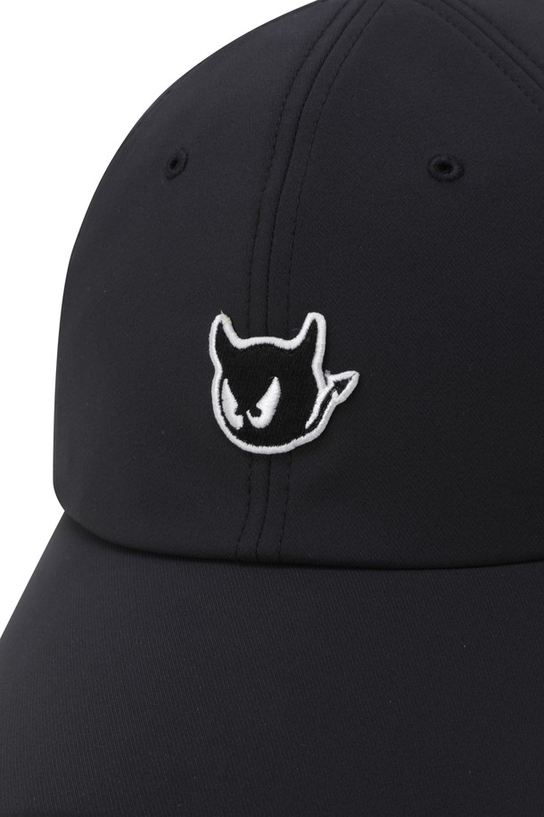 Women Ribbon Cap(OE)는 골프룩에 잘 어울리는 여성용 캡모자입니다. 얇은 두께감의 무지 패턴으로, 캐주얼하면서도 미니멀한 스타일을 연출합니다. 8cm의 챙 넓이로 햇빛을 효과적으로 가려주며, 흡습 및 속건 기능의 COOLMAX 안감과 땀받이 디테일로 쾌적한 착용감을 제공합니다. 리본과 벨크로 디자인, 와키 장식으로 포인트를 더했으며, 벨크로 스트랩으로 사이즈 조절이 용이합니다.
