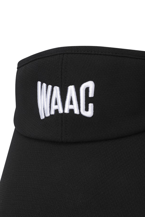 Women 로고 바이저 (OE)는 스포티하면서도 캐주얼한 골프룩 연출에 적합한 여성용 바이저입니다. 깊은 모자 깊이와 와이드 챙으로 제작되어 자외선 차단 및 스타일리시함을 동시에 제공합니다. 깊음, 자수, 레터링 등의 디자인 장식과 사이즈 조절 기능이 더해져 편안한 착용감을 선사합니다. 얇은 두께의 경량 소재에 안감이 있어 쾌적하며, 로고 패턴으로 포인트를 주었습니다. 흡습 기능으로 땀을 빠르게 흡수하여 쾌적한 라운딩을 돕습니다.
