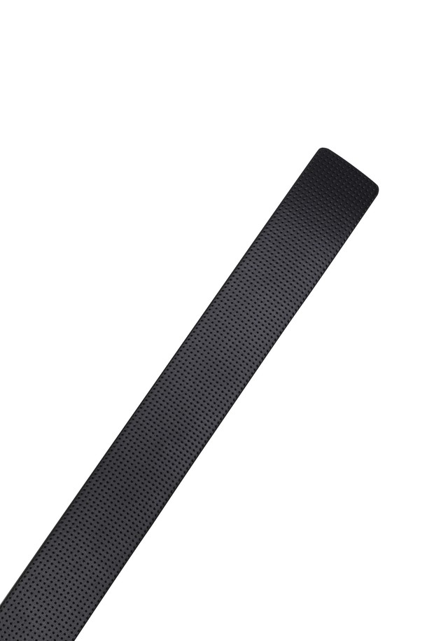 남성 펀칭 벨트는 소가죽 소재의 자동 벨트로, 골프룩과 일상복에 모두 잘 어울립니다. 클래식, 미니멀, 캐주얼 스타일을 아우르며 로고 패턴과 펀칭 디자인 장식이 특징입니다. 허리 사이즈 조절이 용이하여 편안한 착용감을 선사합니다. 세련된 디자인으로 어떤 옷차림에도 포인트를 더할 수 있습니다.
